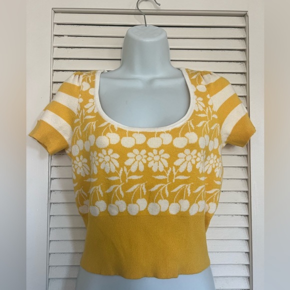 Maeve by Anthropologie Knit Floral Cherry Pattern Crop Top Size XS Yellow White - Picture 3 of 13